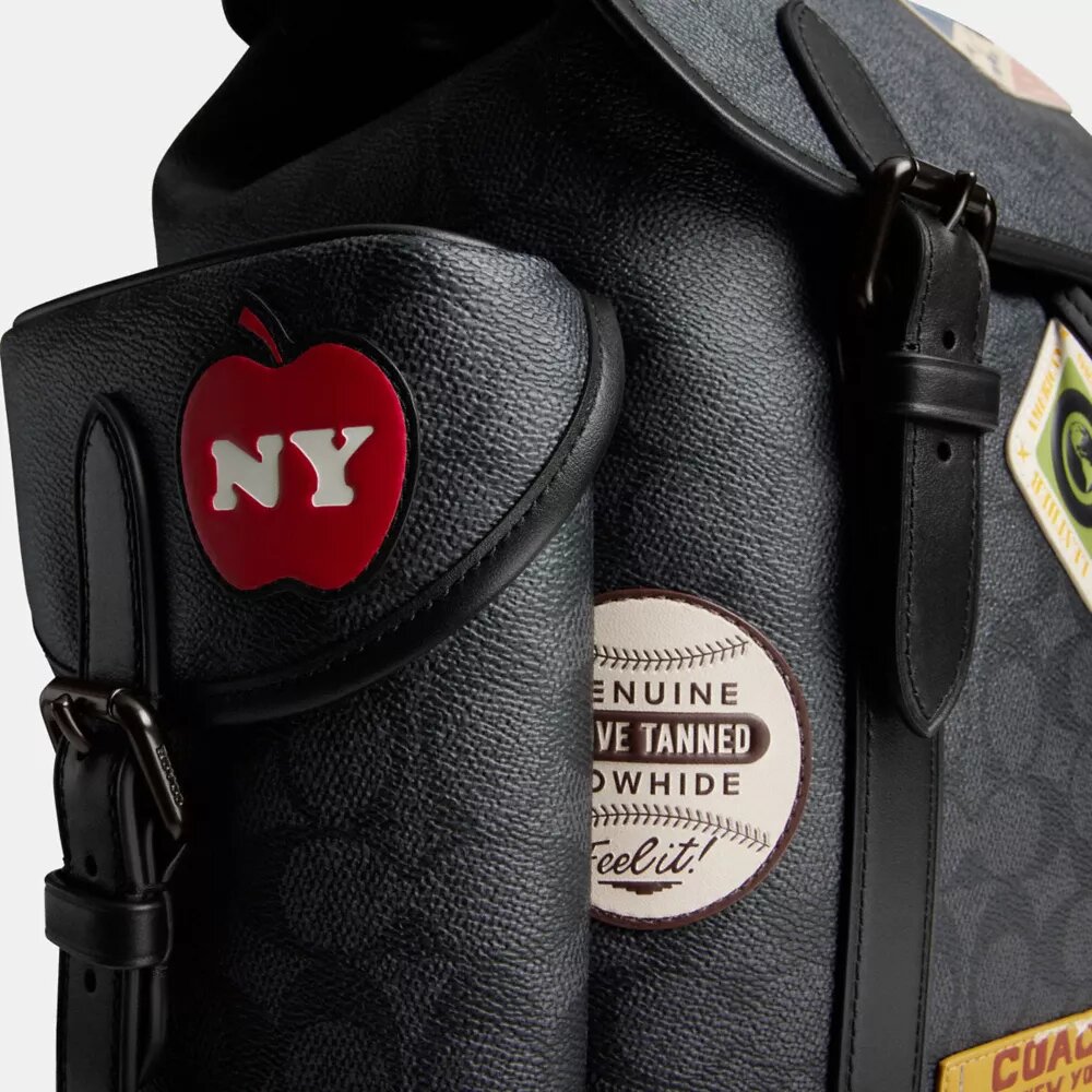 Hitch-rygsæk i Signature Canvas med patches