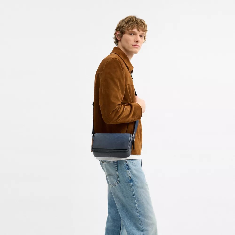 Jack lille crossbody-taske med klap i Ombre Signature Canvas