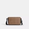 Jack lille crossbody-taske med klap i Signature Canvas
