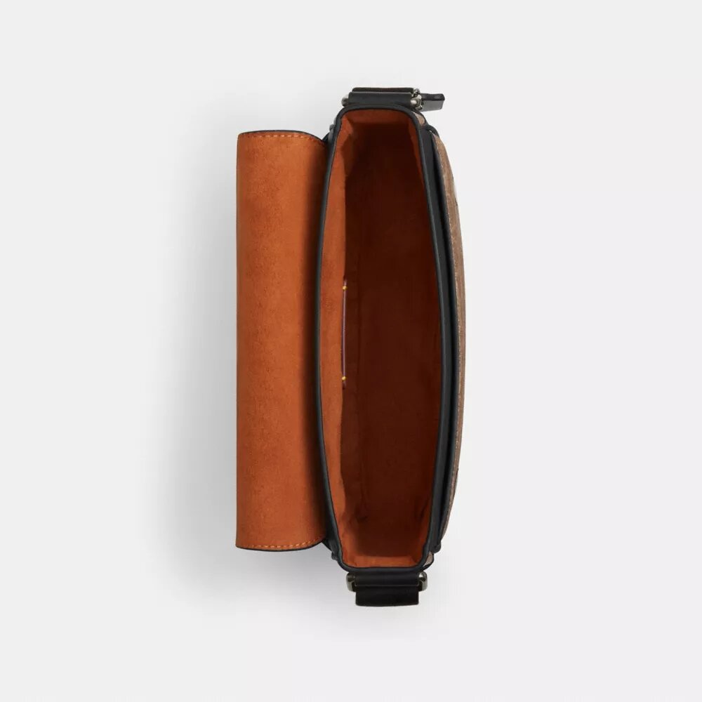 Jack lille crossbody-taske med klap i Signature Canvas