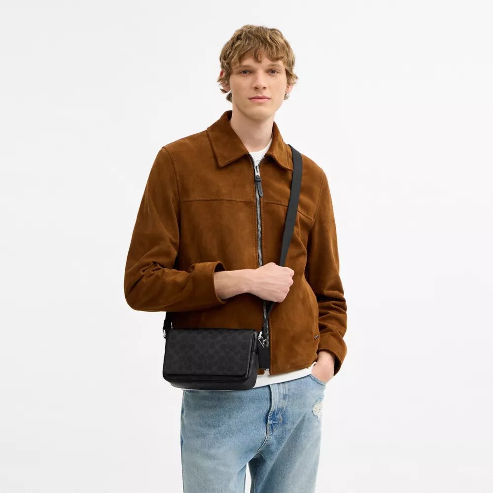 Jack lille crossbody-taske med klap i Signature Canvas