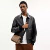 Jack lille crossbody-taske med klap i Signature Canvas