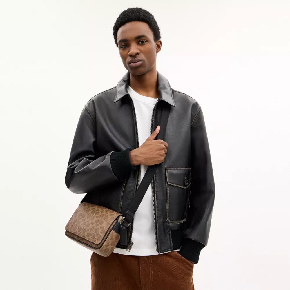 Jack lille crossbody-taske med klap i Signature Canvas