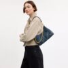 Juliet skuldertaske 25 i regenerativ bomuldsdenim med quiltning