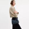 Juliet skuldertaske 25 i regenerativ bomuldsdenim med quiltning