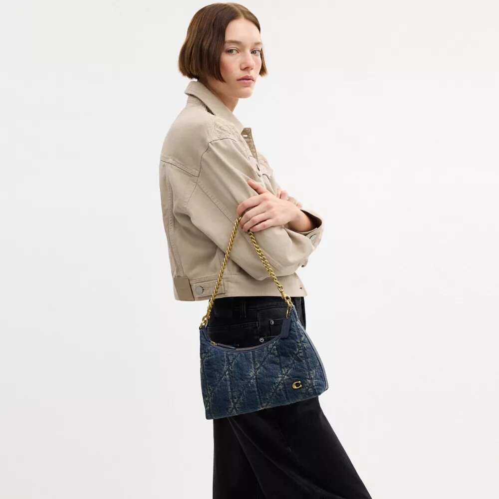 Juliet skuldertaske 25 i regenerativ bomuldsdenim med quiltning