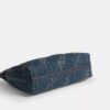 Juliet skuldertaske 25 i regenerativ bomuldsdenim med quiltning