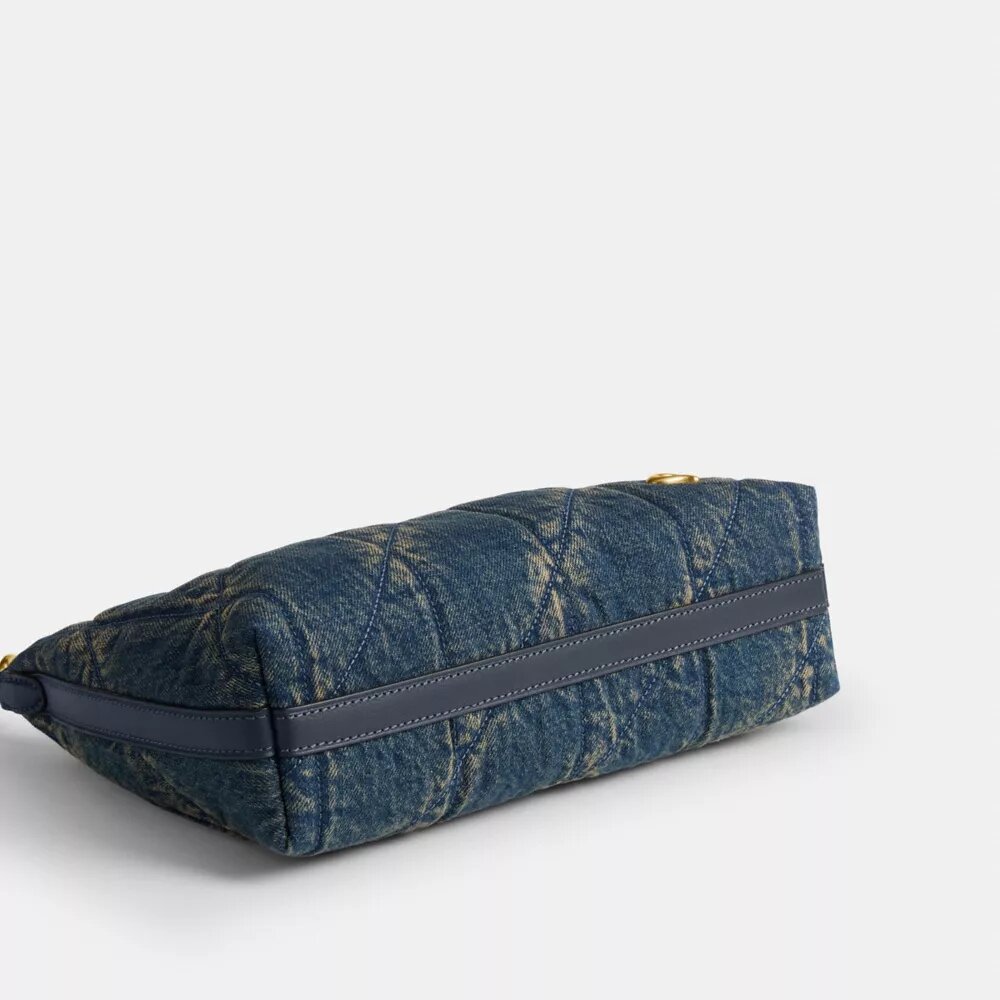 Juliet skuldertaske 25 i regenerativ bomuldsdenim med quiltning