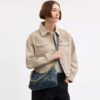 Juliet skuldertaske 25 i regenerativ bomuldsdenim med quiltning