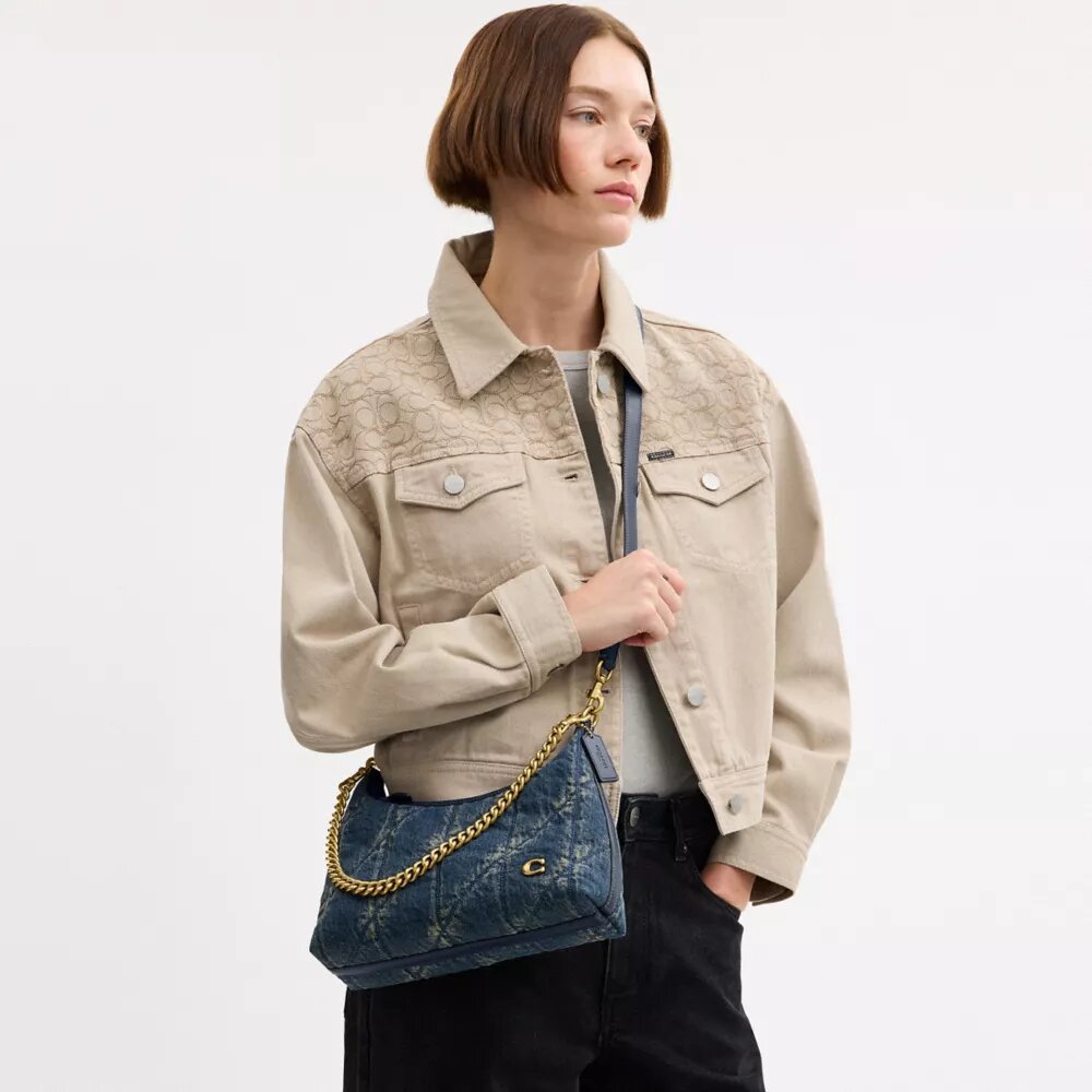 Juliet skuldertaske 25 i regenerativ bomuldsdenim med quiltning