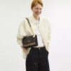 Klare crossbody-taske i blokmønstret Signature Canvas