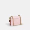 Klare crossbody-taske i Signature Canvas med vedhæng