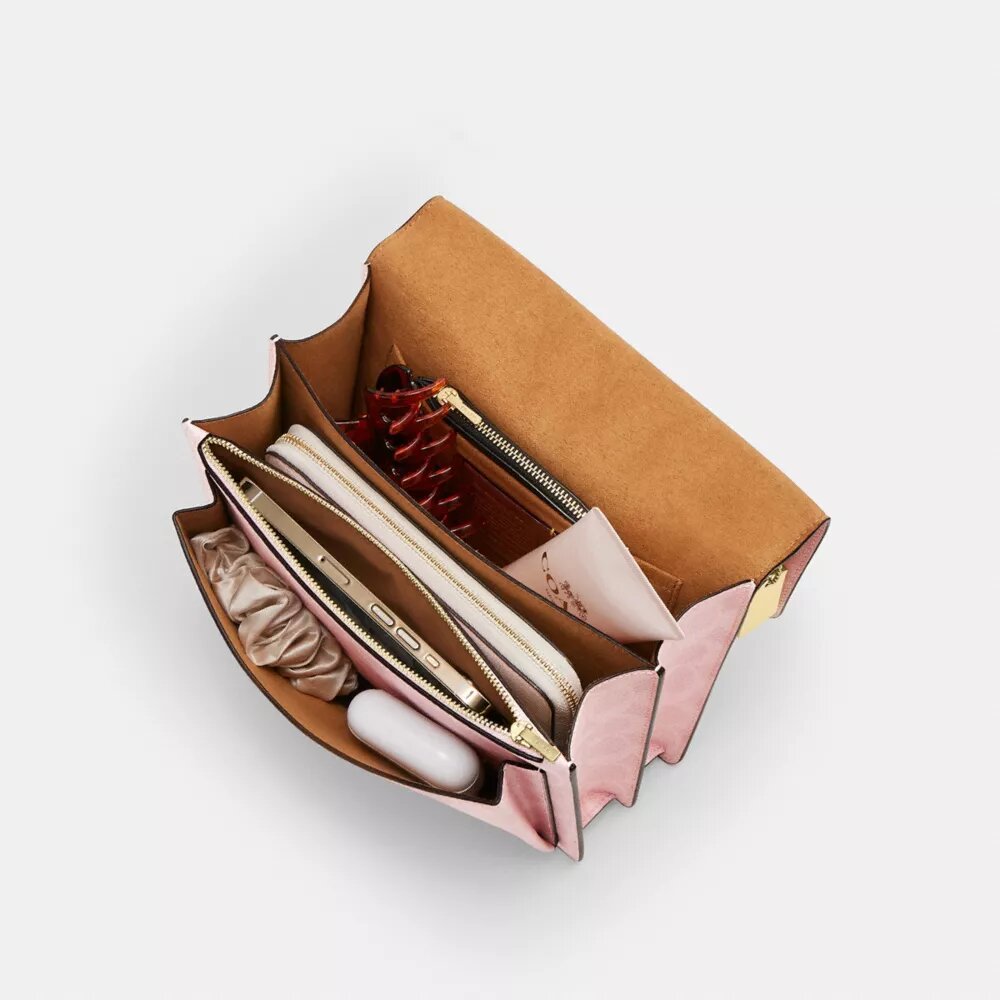 Klare crossbody-taske i Signature Canvas med vedhæng