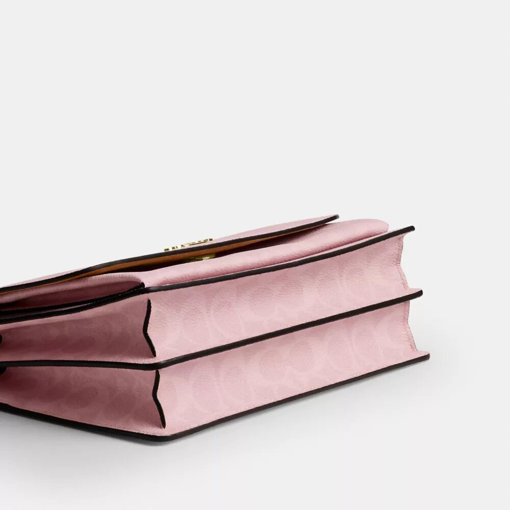 Klare crossbody-taske i Signature Canvas med vedhæng