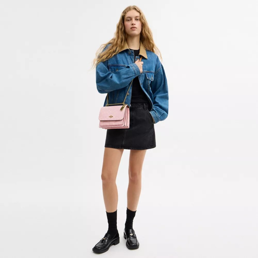Klare crossbody-taske i Signature Canvas med vedhæng