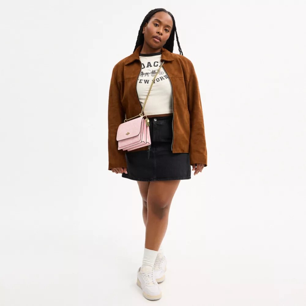 Klare crossbody-taske i Signature Canvas med vedhæng