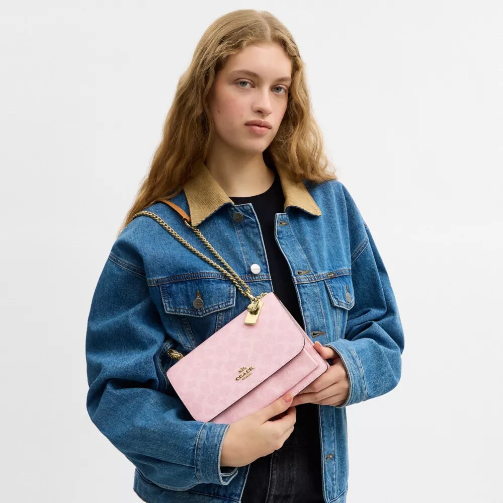 Klare crossbody-taske i Signature Canvas med vedhæng