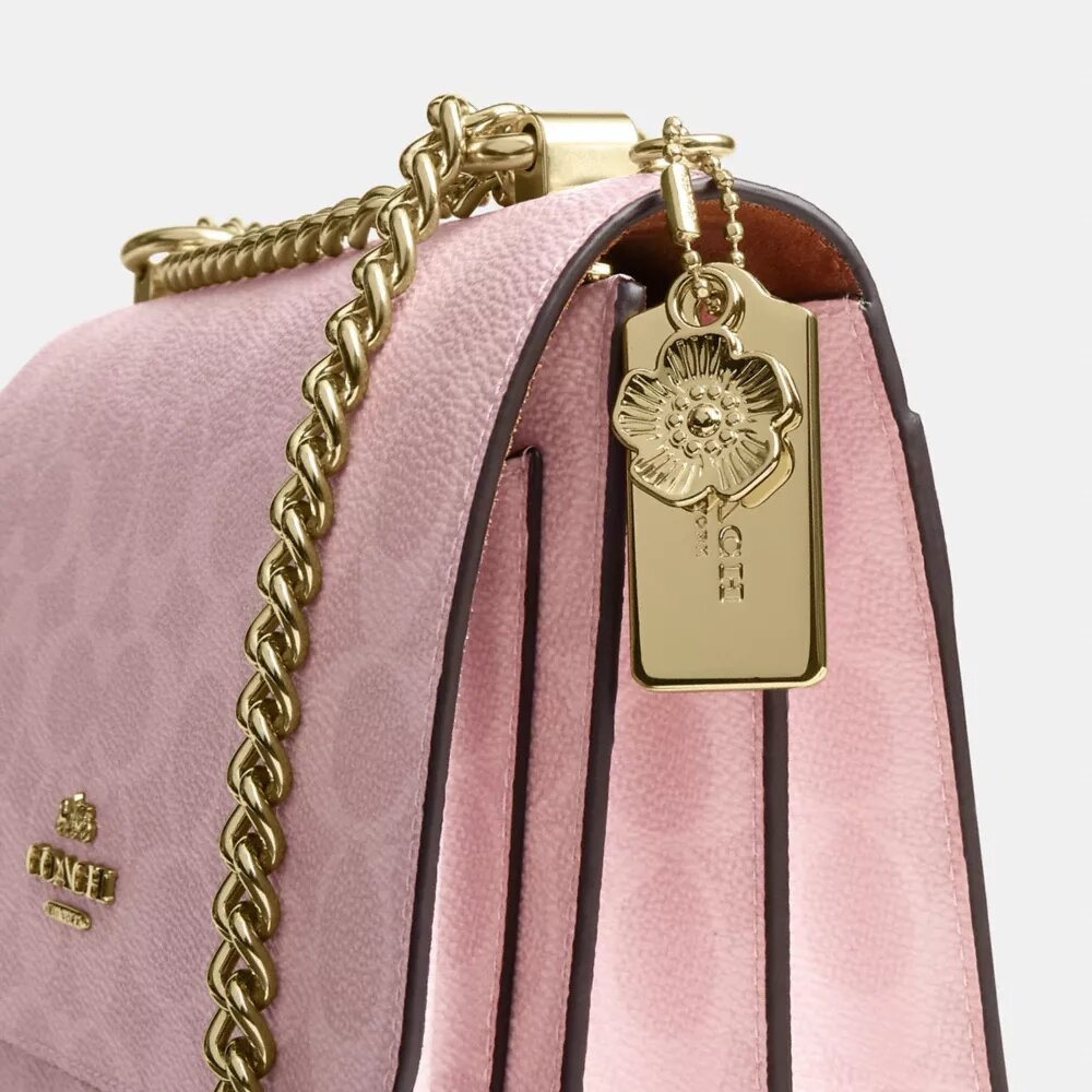 Klare crossbody-taske i Signature Canvas med vedhæng