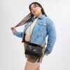 Klare crossbody-taske i signaturlæder