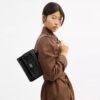 Klare crossbody-taske i signaturlæder
