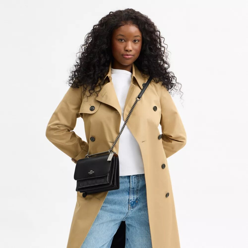 Klare crossbody-tasker i Signature Canvas