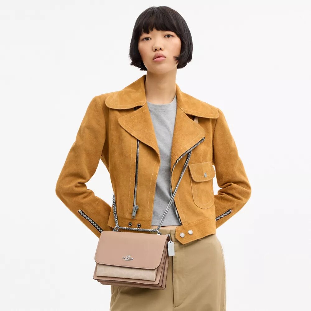 Klare crossbody-tasker i Signature Canvas