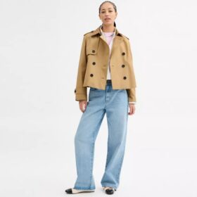 Kort trenchcoat med karakteristisk krave