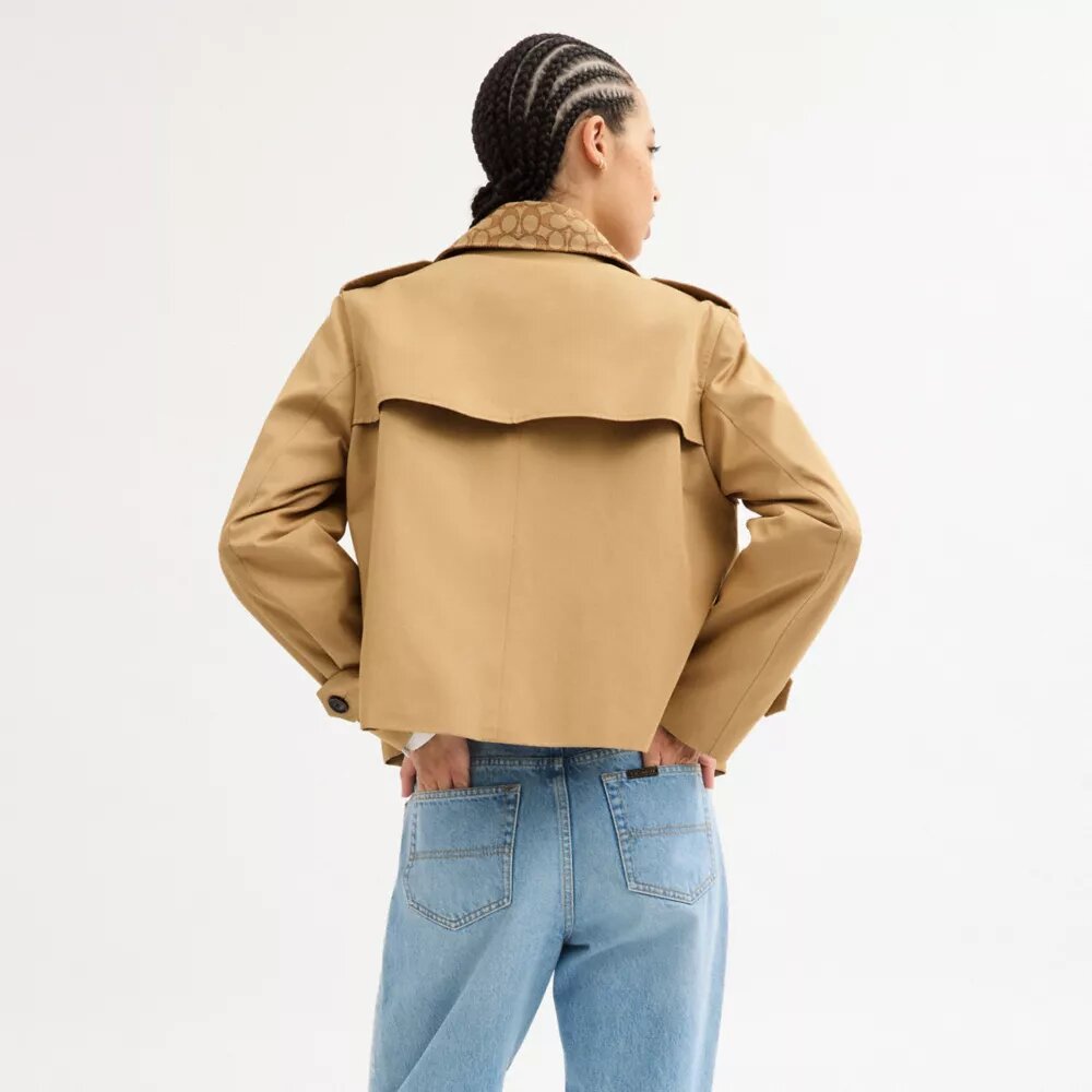Kort trenchcoat med karakteristisk krave