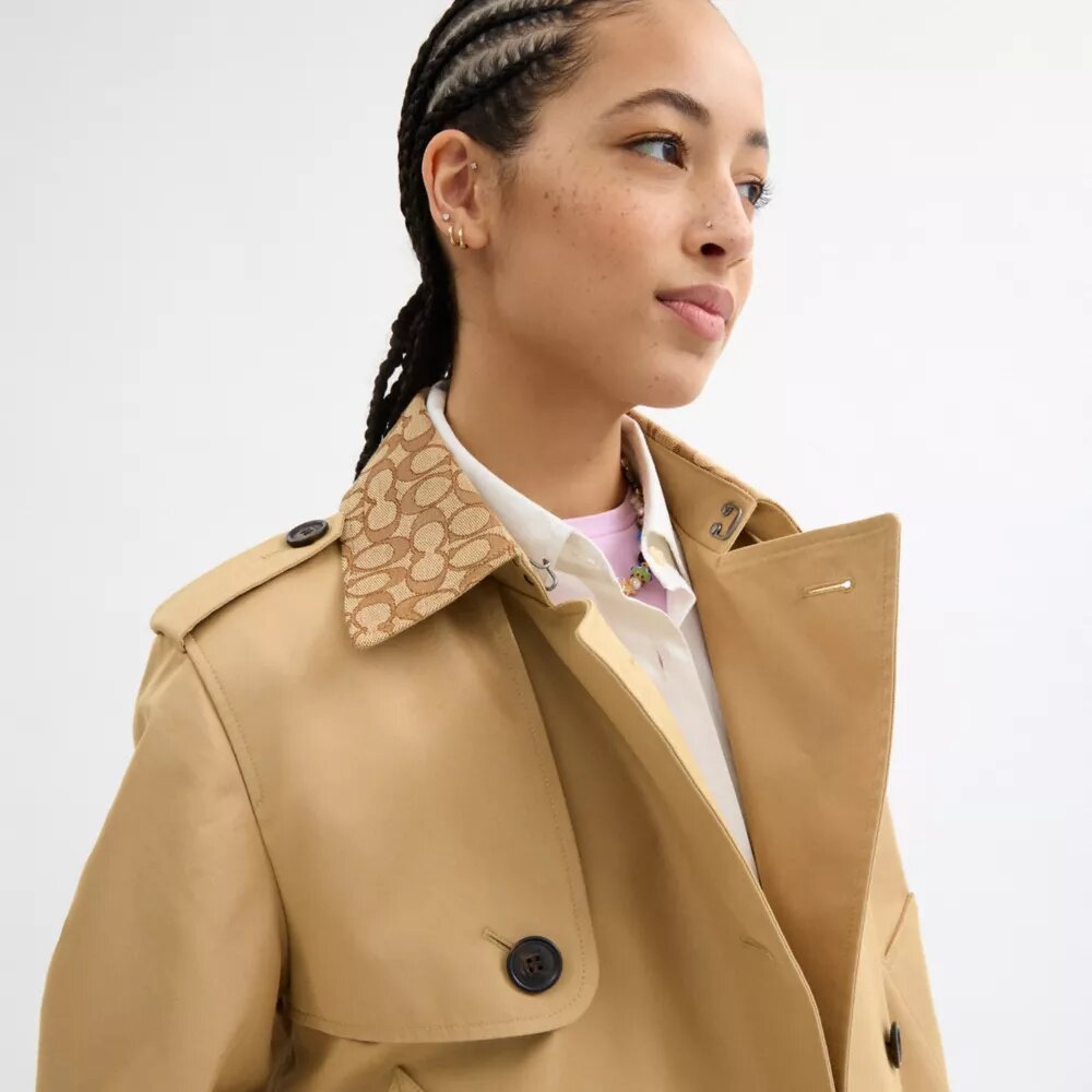 Kort trenchcoat med karakteristisk krave