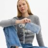 Lang pung med lynlås hele vejen rundt i Loved-denim