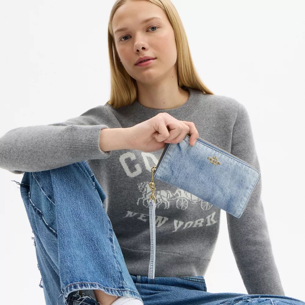 Lang pung med lynlås hele vejen rundt i Loved-denim