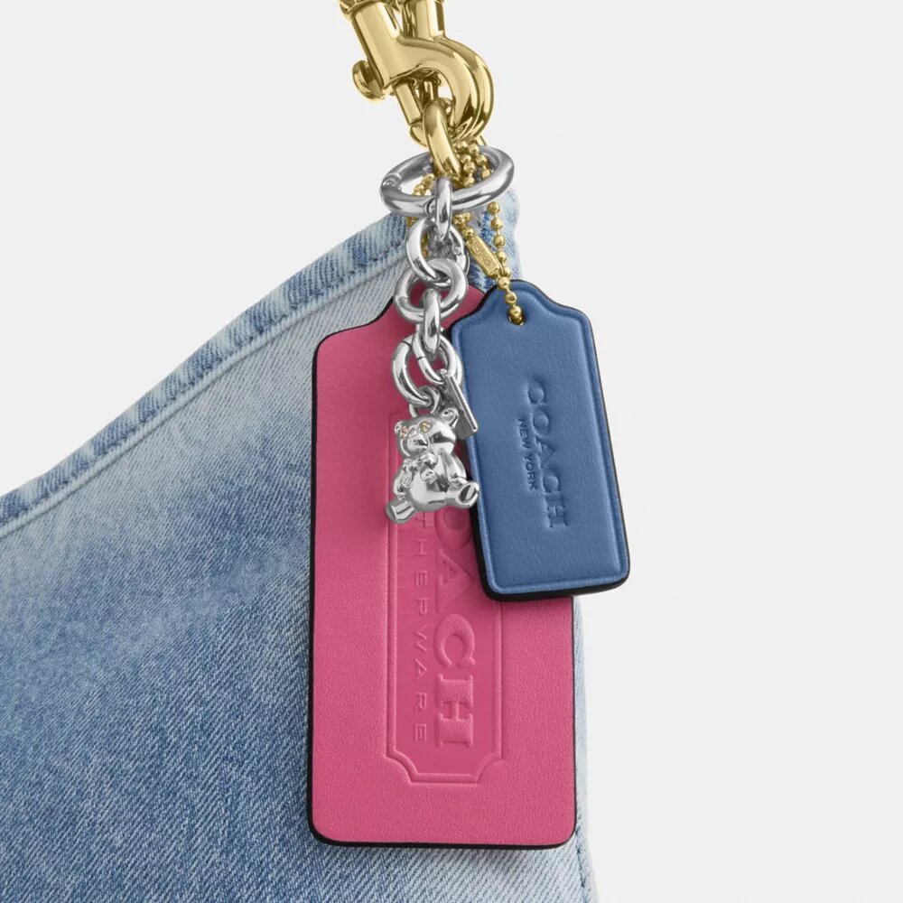 Laurel skuldertaske i Loved Denim med vedhæng