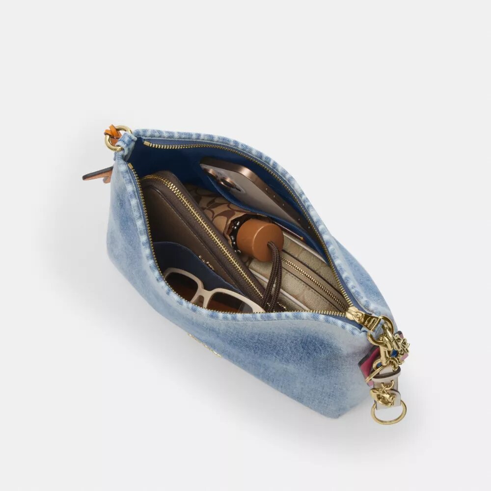 Laurel skuldertaske i Loved Denim med vedhæng