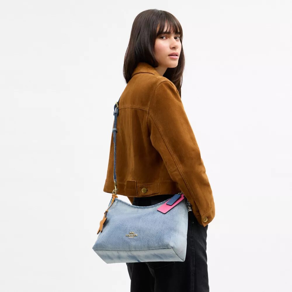 Laurel skuldertaske i Loved Denim med vedhæng