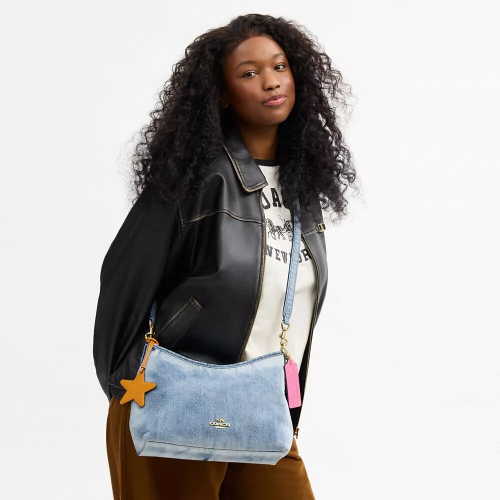 Laurel skuldertaske i Loved Denim med vedhæng