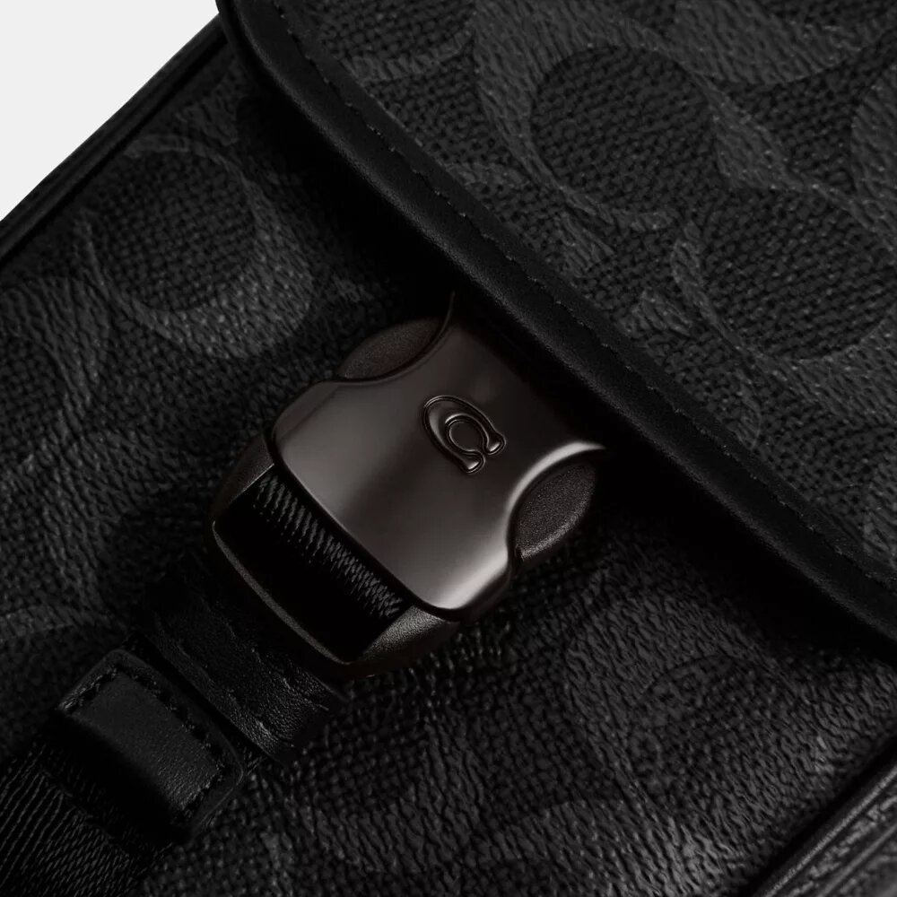 League-telefon-crossbody-taske i Signature Canvas