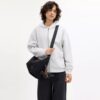 Leo Crossbody i Signature Nylon med vedhæng