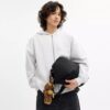 Leo Crossbody i Signature Nylon med vedhæng