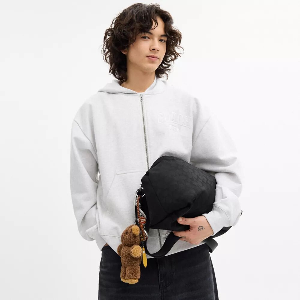 Leo Crossbody i Signature Nylon med vedhæng