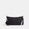 Lille Finn-crossbody-taske med punge i Signature Canvas