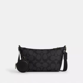 Lille Finn-crossbody-taske med punge i Signature Canvas
