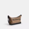 Lille Finn-crossbody-taske med punge i Signature Canvas