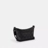 Lille Finn-crossbody-taske med punge i Signature Canvas