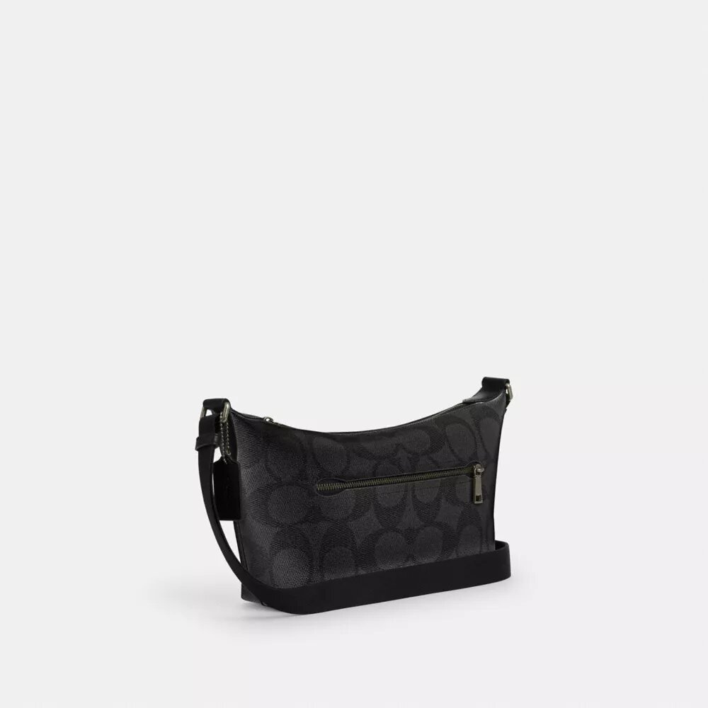 Lille Finn-crossbody-taske med punge i Signature Canvas