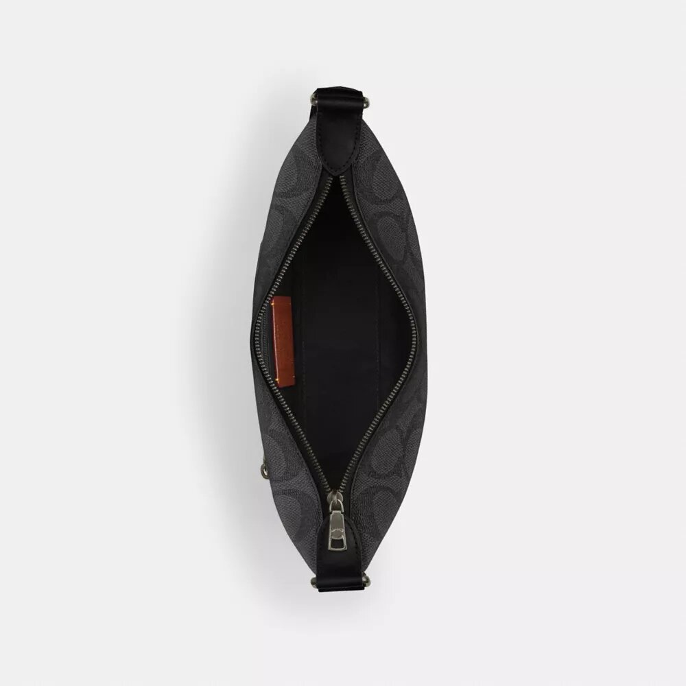 Lille Finn-crossbody-taske med punge i Signature Canvas
