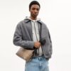 Lille Finn-crossbody-taske med punge i Signature Canvas