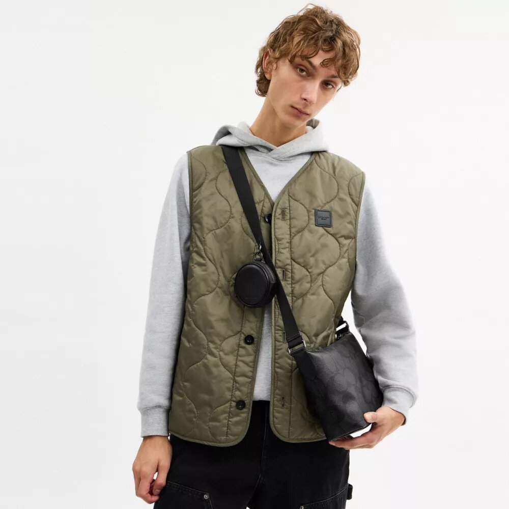 Lille Finn-crossbody-taske med punge i Signature Canvas