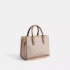 Maggie lille tote-taske i blokmønstret Signature Canvas