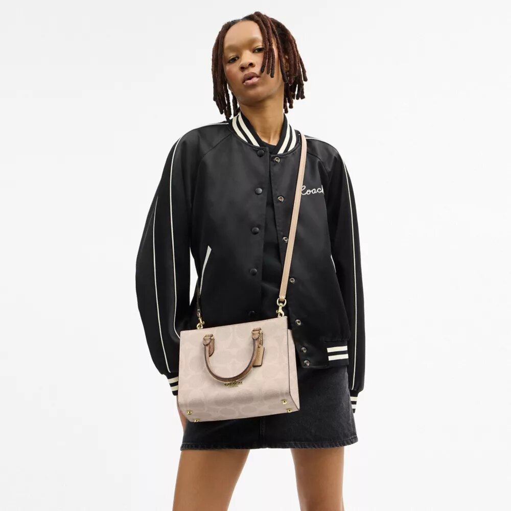 Maggie lille tote-taske i blokmønstret Signature Canvas