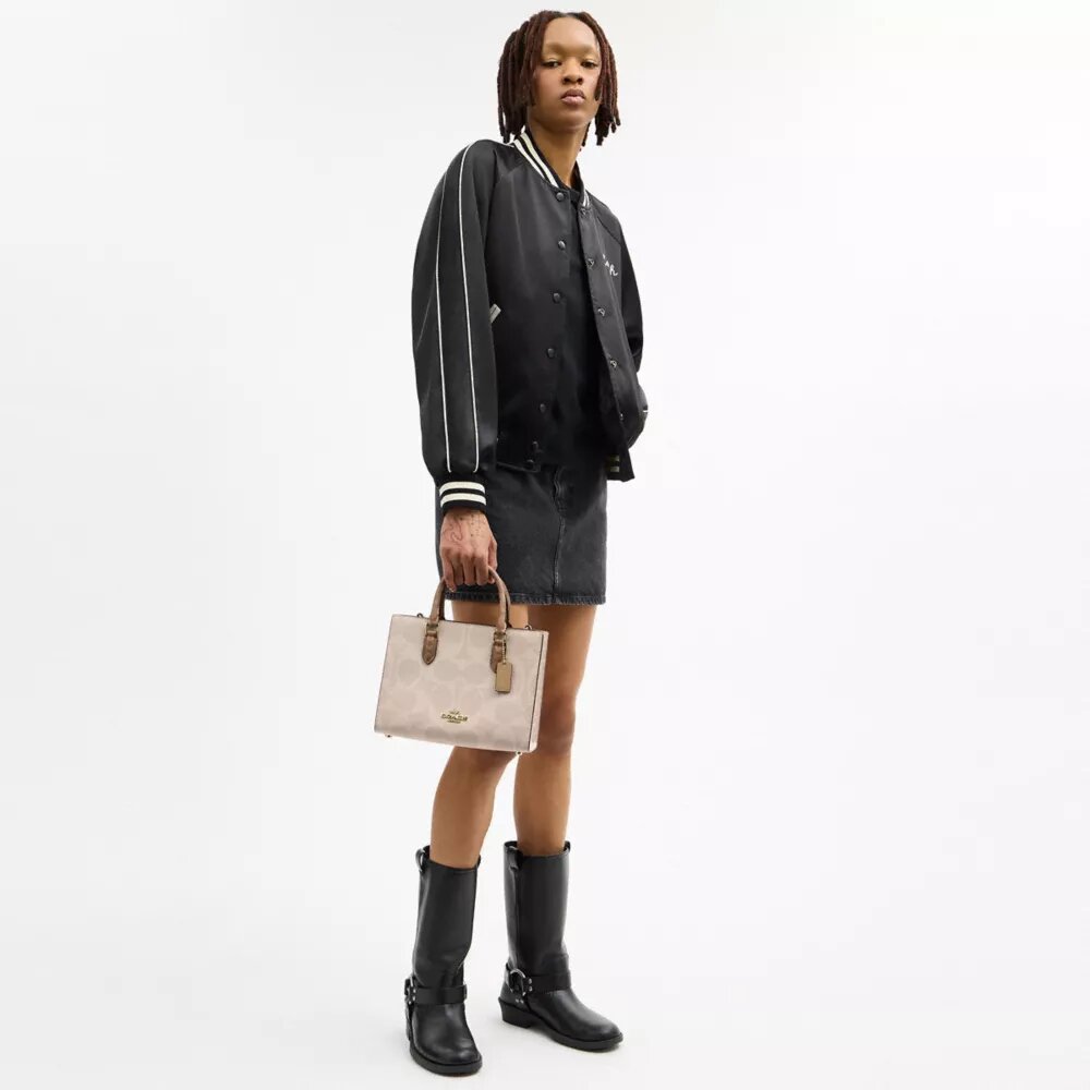 Maggie lille tote-taske i blokmønstret Signature Canvas